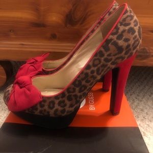 Guess brand high heels size 7 1/2. Red and black.